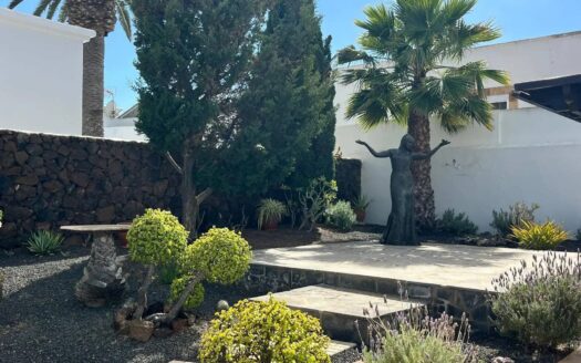 Country house with mature garden, Güime
