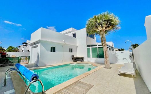 House for sale in the exclusive Calle del Catamarán in the most exclusive residential area of Costa Teguise