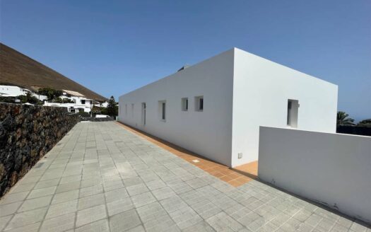 New modern detached villa