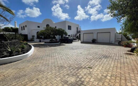 4 bedroom villa for sale in costa teguise