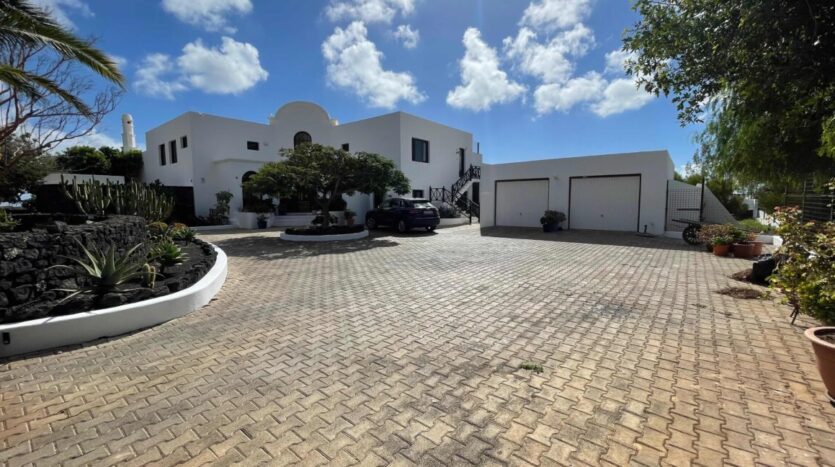 4 bedroom villa for sale in costa teguise