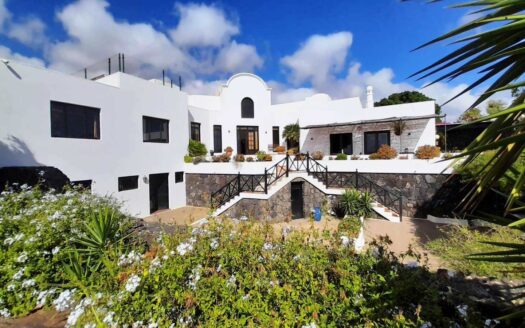 Villa for sale on golf resort in costal teguise