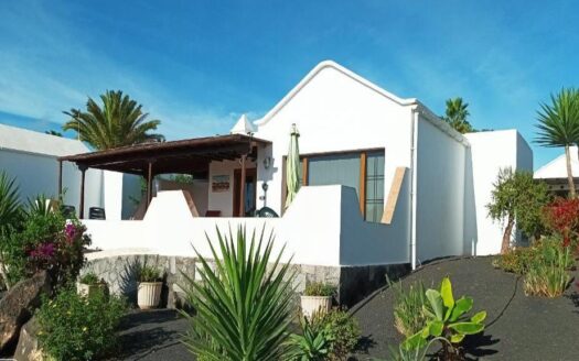 Detached bungalow with sea views