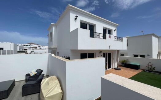 Beautiful detached house with sea views