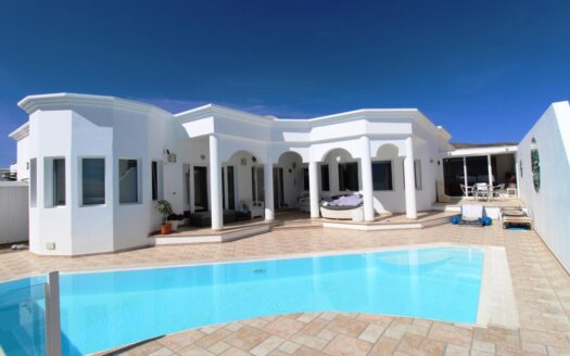 Fabulous 4 bedroom villa in Puerto Calero