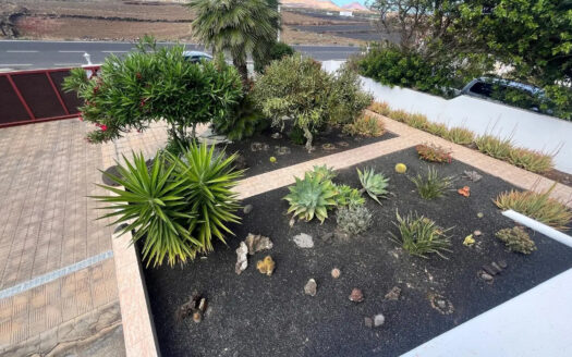 Country house with mature garden, Güime