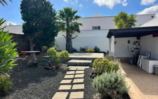 Country house with mature garden, Güime
