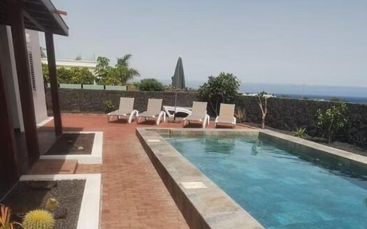 Villa in Puerto Calero For Sale