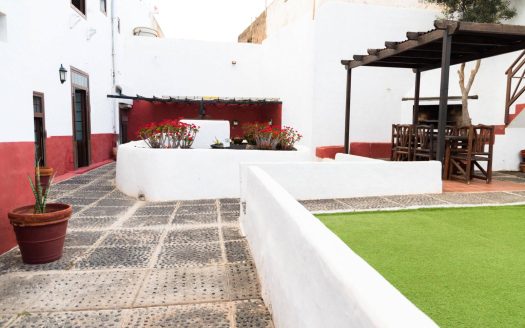 Traditional Country House + separate studio apt