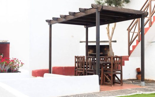 Traditional Country House + separate studio apt